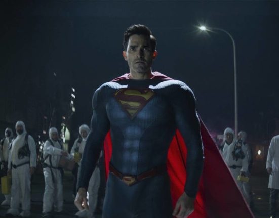Superman megérkezik az atomerőműhöz a Superman és Loisban