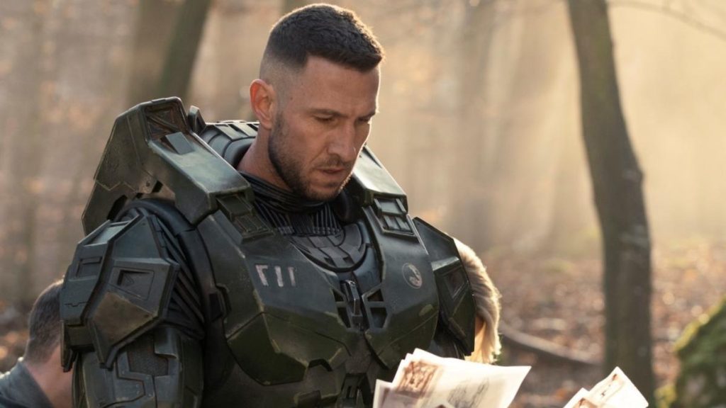 Master Chief sisak nélkül olvas valamit