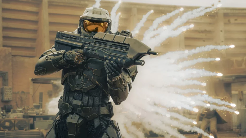 Master Chief a fegyverével céloz az ellenségre