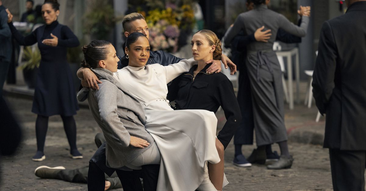 Charlotte hale a Westworld negyedik évadában embereken ül