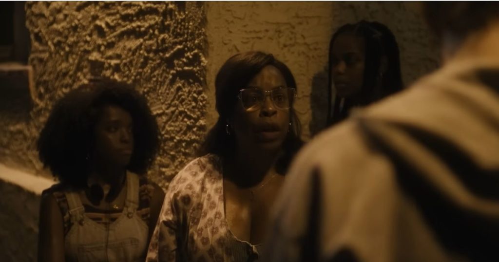 A szomszédok Jeffrey Dahmerre panaszkodnak a rendőrségnek a Netflix sorozatában