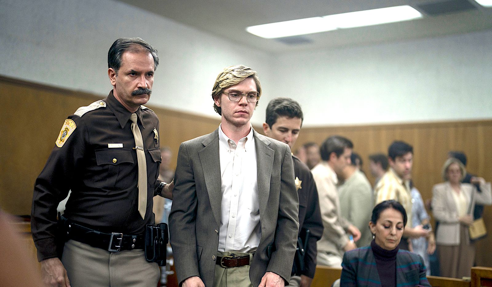 Jeffrey Dahmer öltönyben a tárgyalásán a netflix sorozatában