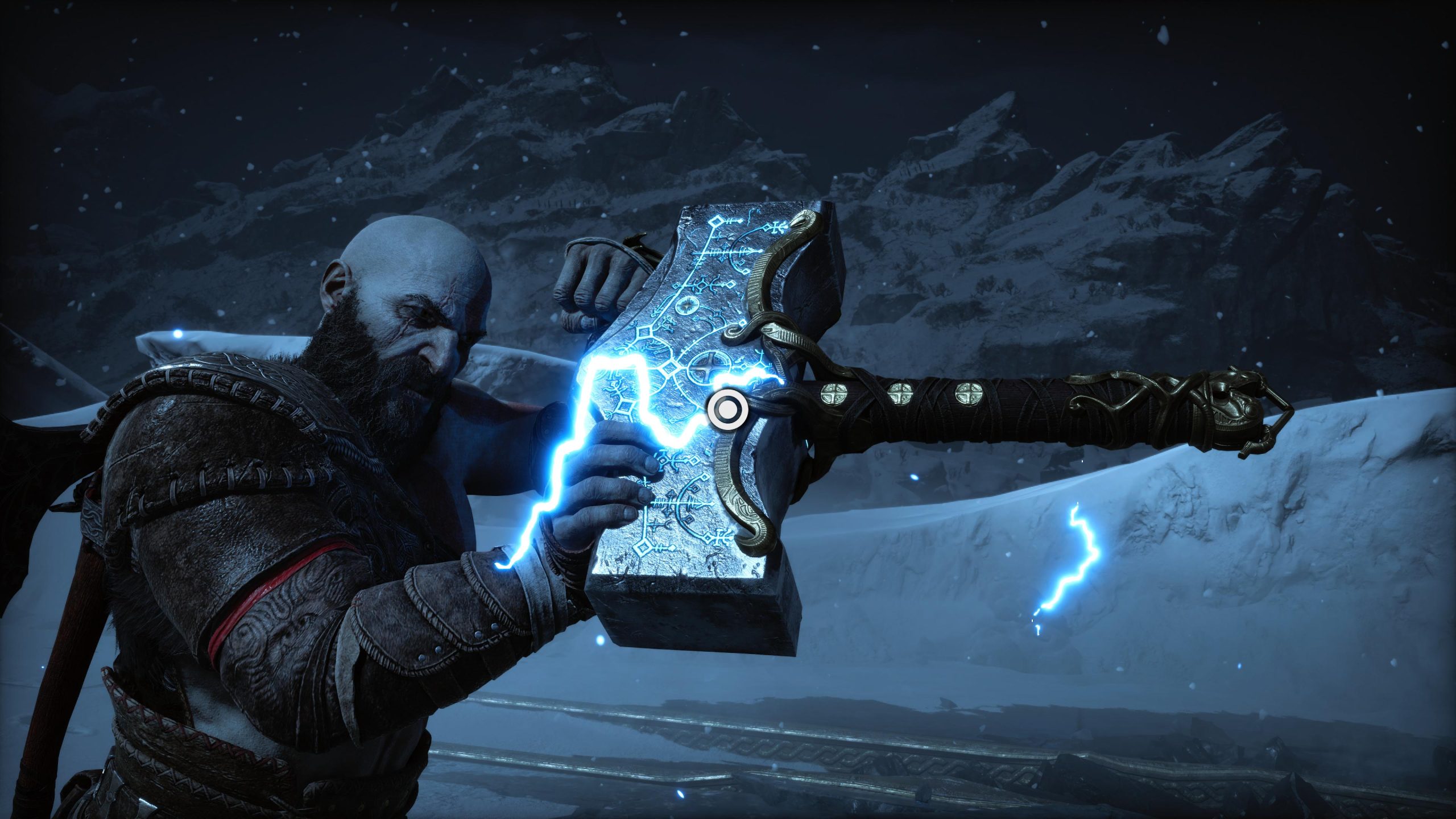 Kratos tartja Thor kalapácsát a God of War Ragnarökben
