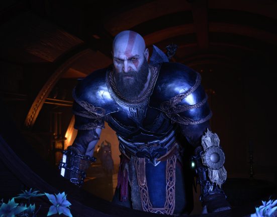 Kratos gondterhelten bámul a God of War Ragnarökben