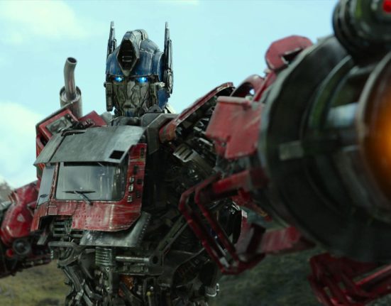 Optimus fővezér a fegyverét szegezi az ellenségre