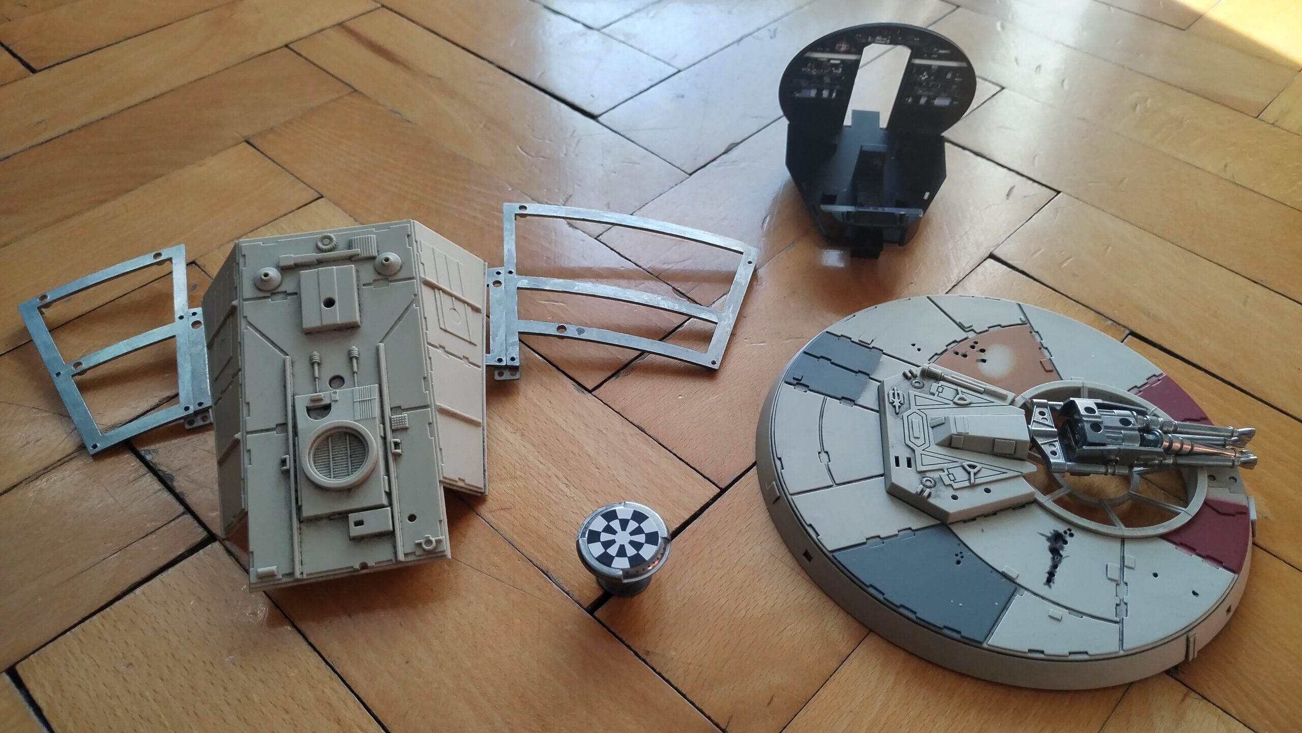A Millenium Falcon makettje mellé nem jár Han, de így is megéri ...