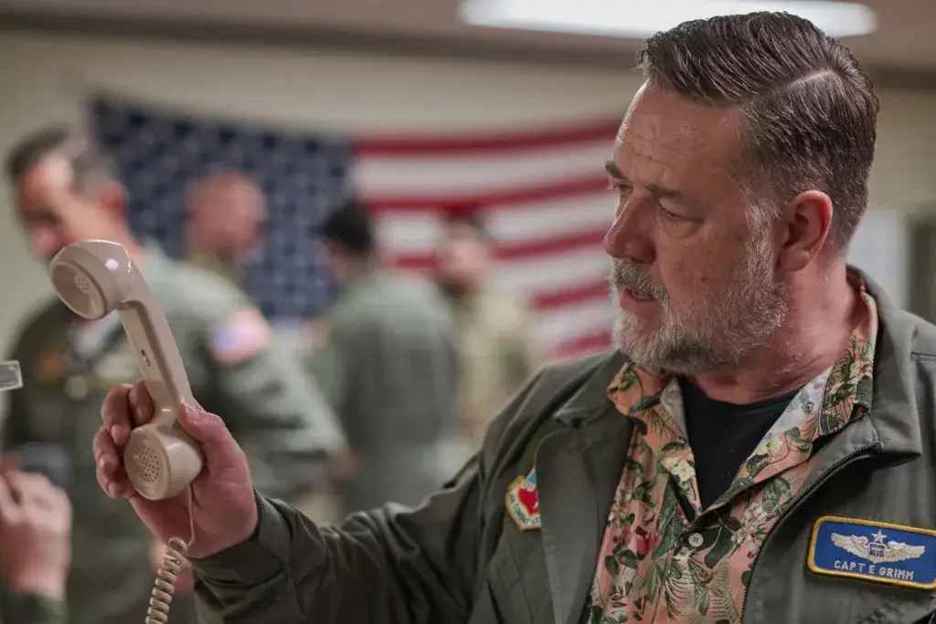 Russel Crowe telefonál a Maga a pokol című filmben