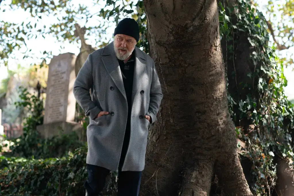 Russsell Crowe sapiban áldolgál egy fa tövében a Szunyadó vérebek című filmben