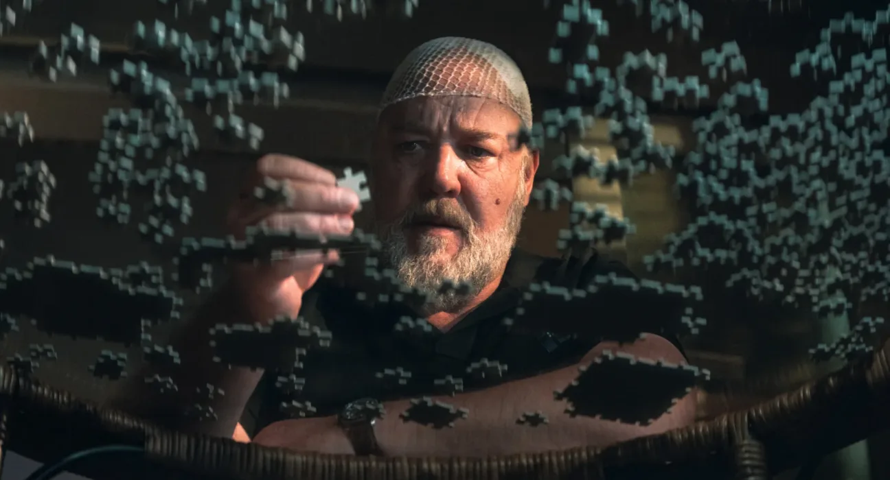 Russel Crowekirakóssal játszik a Szunnyadó vérebek című filmben