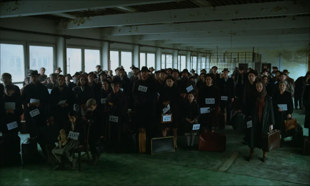 Bevándorlók az új élet kapujában A brutalista című filmben