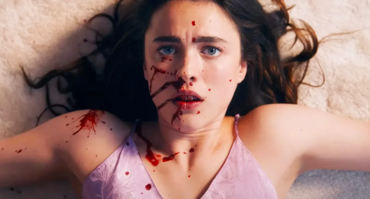Margaret Qualley piheg a The Substance című filmben