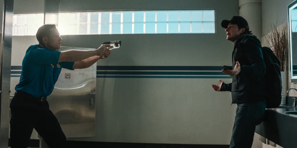 Taron Egerton és Jason Bateman szemben állnak a Kézipoggyász című Netflix filmben.