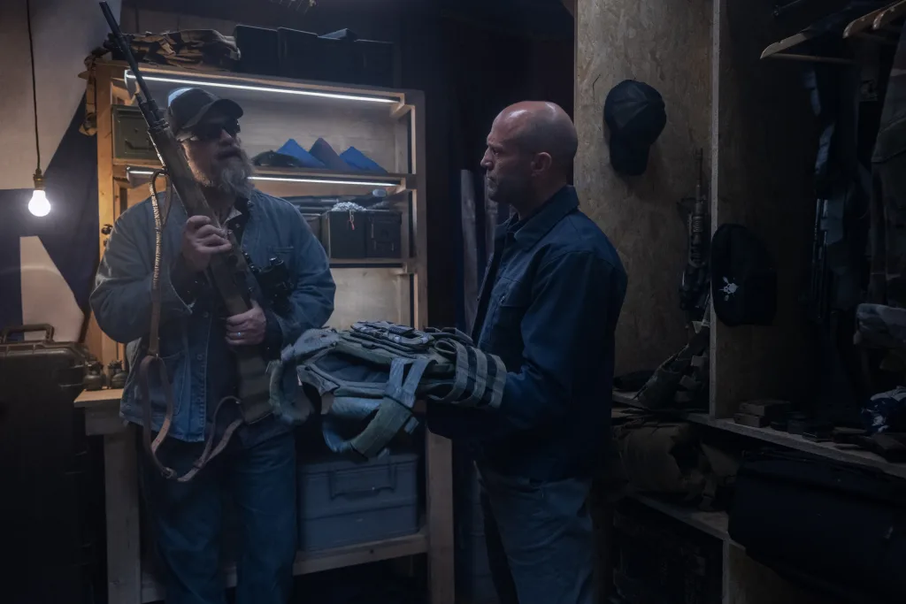 Jason Statham és David Harbour munkaeszközöket ellenőriznek A melós című filmben