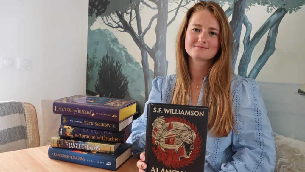 F. Williamson és a Sárkányok nyelvén több kiadása (Forrás: https://labeilledelaternoise.fr/willeman-stephanie-williamson-a-ecrit-a-language-of-dragons-un-roman-fantastique-elle-a-ecrit-un-best-seller/)