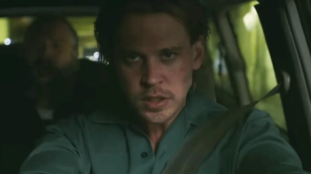 caught-stealing-austin-butler-liev-schreiber