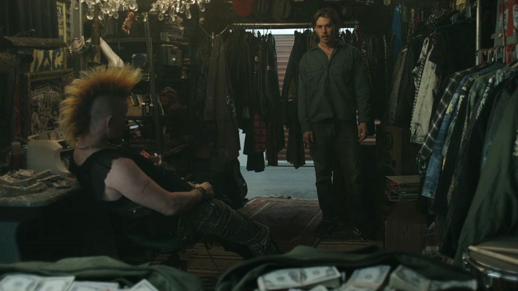 caught-stealing-austin-butler-matt-smith
