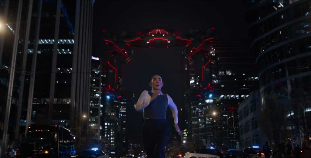 Greta Lee szalad a videójáték elől a Tron: Ares című filmben