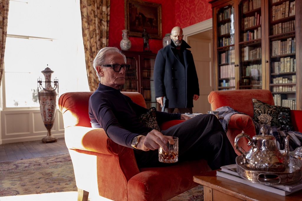 Jason Statham és Bill Nighy úriemberként megbeszélik a nézet különbségeiket A megmentő című filmben