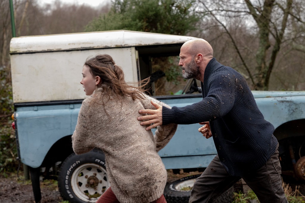 Jason Statham és Bodhi Rae Breatnach szaladnak A megmentő című filmben